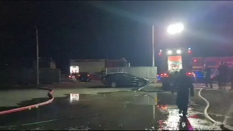 Incendiu la un bazin de motorină în judeţul Prahova. Mobilizare de forțe la locul intervenției