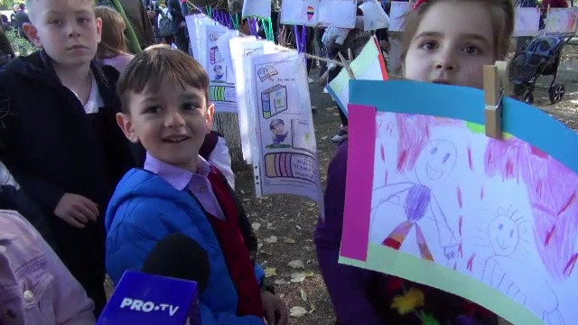 Mai mulți elevi din Bacău au pus cap la cap 3.500 de fișe de lectură, întinse pe mai mulți kilometri