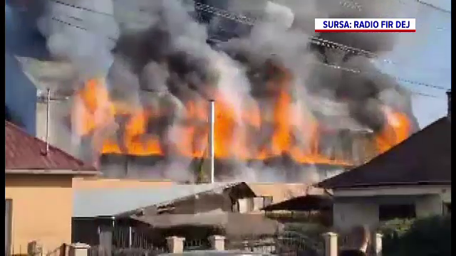 „Geamurile s-au făcut toate zob”. Un hotel de patru stele din Dej a luat foc. Două etaje au fost distruse aproape complet