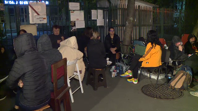 Peste 100 de părinți au făcut noapte albă în fața unei școli din Capitală, ca să își înscrie copiii la un program afterschool