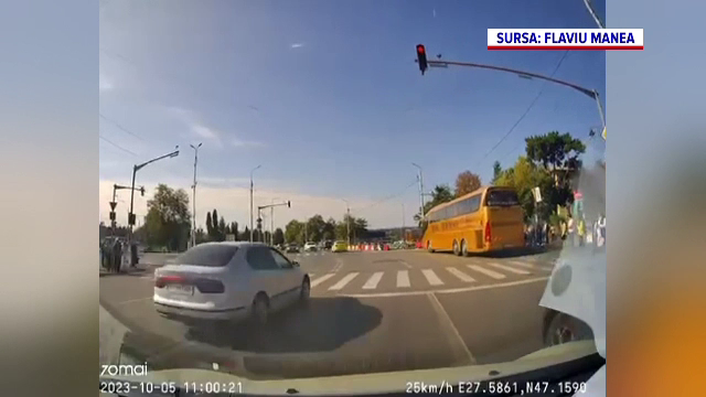 Un șofer a fost filmat în timp ce a trecut cu viteză pe roșu într-o intersecţie din Iași. Polițiștii s-au autosesizat