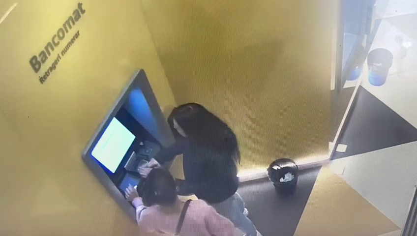 Şapte tineri reţinuţi după ce au furat carduri de la turişti în Centrul Vechi al Capitalei și au făcut plăți de 7.000 de euro