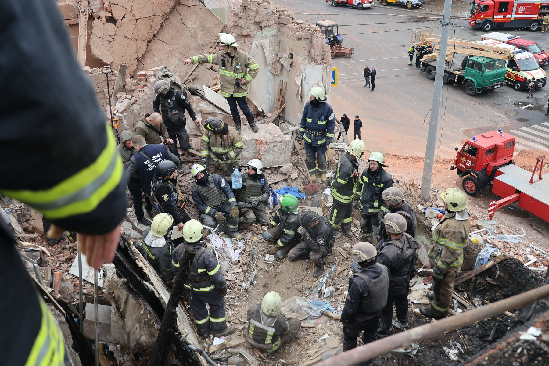 Un băiat de 10 ani şi bunica sa au fost ucişi într-un atac rusesc în Harkov. FOTO & VIDEO