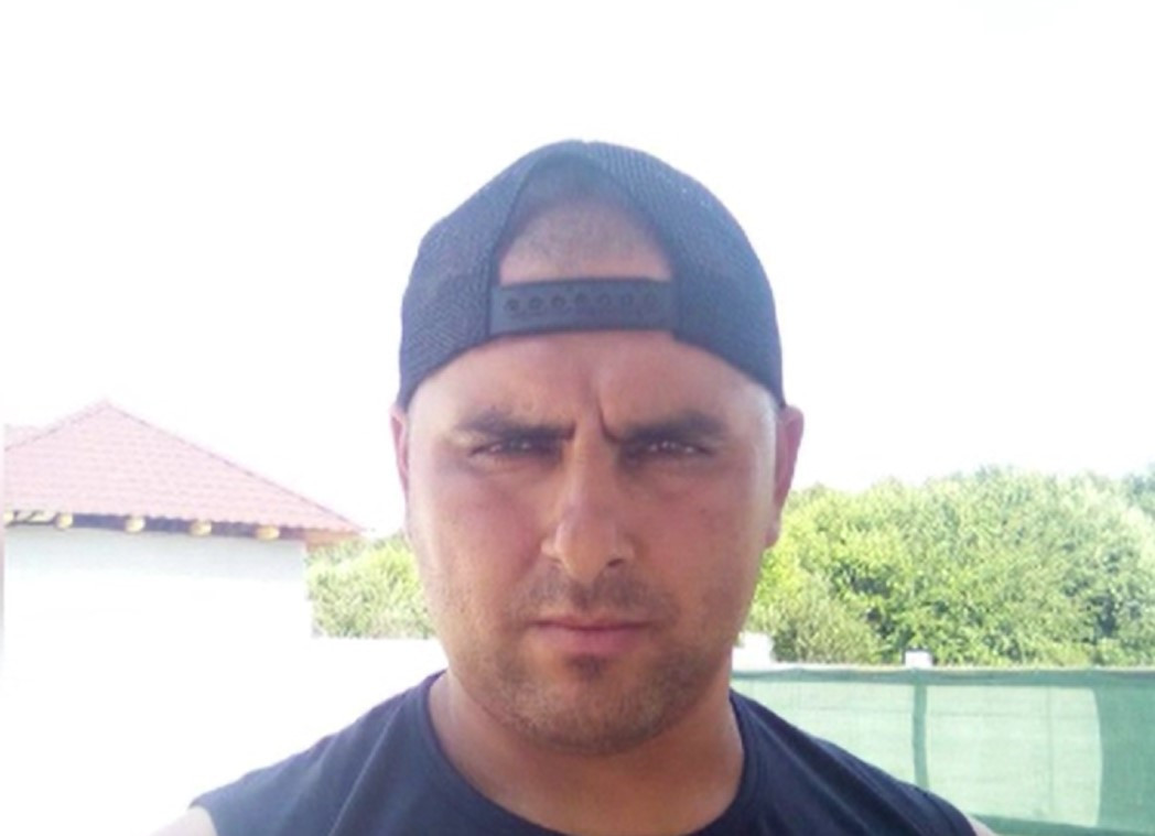 Unde s-ar ascunde individul care și-a atacat fosta iubită și a pus benzină peste părinții ei. Poliția îl caută cu elicopterul