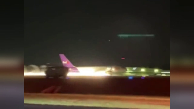 Momentul în care un avion iese în decor, „pe burtă”, aruncând în aer scântei și fum | VIDEO