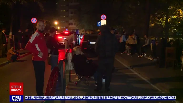 Peste 100 de părinți au făcut noapte albă în fața unei școli din Capitală, ca să își înscrie copiii la un program afterschool