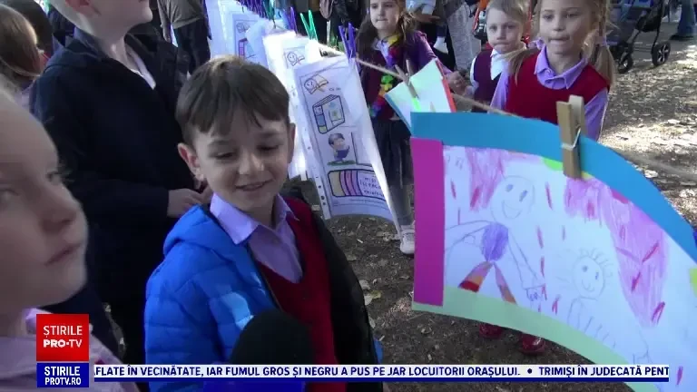 Mai mulți elevi din Bacău au pus cap la cap 3.500 de fișe de lectură, întinse pe mai mulți kilometri