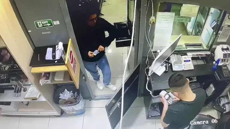 Şapte tineri reţinuţi după ce au furat carduri de la turişti în Centrul Vechi al Capitalei și au făcut plăți de 7.000 de euro