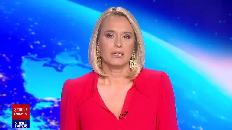 Momentul în care un avion iese în decor, „pe burtă”, aruncând în aer scântei și fum | VIDEO