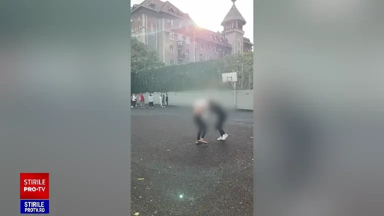 SURSE: Iubita lui Vlad Pascu s-a bătut cu o colegă în curtea liceului în care învață. A avut nevoie de îngrijiri medicale