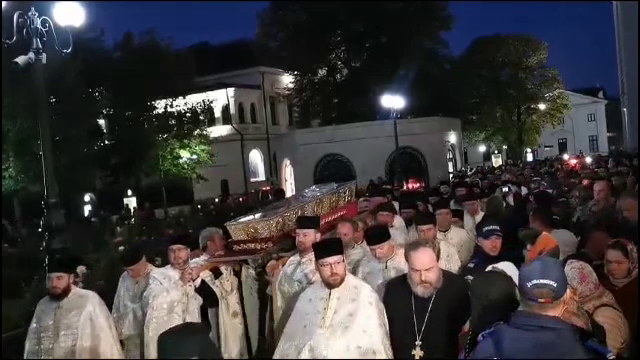 Zile și nopți de rugăciune la Iași. Racla cu moaștele Sfintei Parascheva a fost dusă în lăcașul de cult