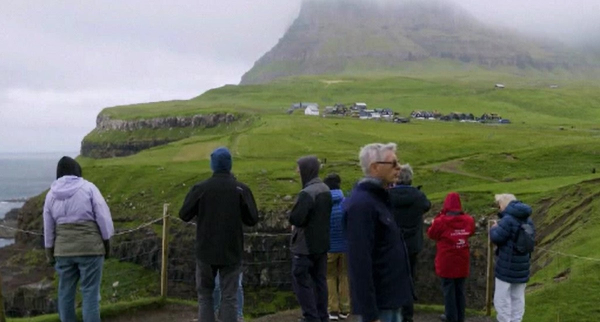 Satul în care locuiesc doar opt persoane, dar care are sute de vizitatori pe zi. Ce îi atrage pe turiști