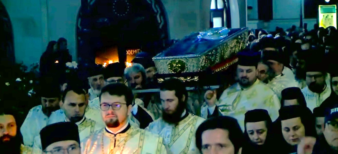 Racla cu moaștele Sfintei Parascheva a fost scoasă. Mii de pelerini au ajuns deja la Iași