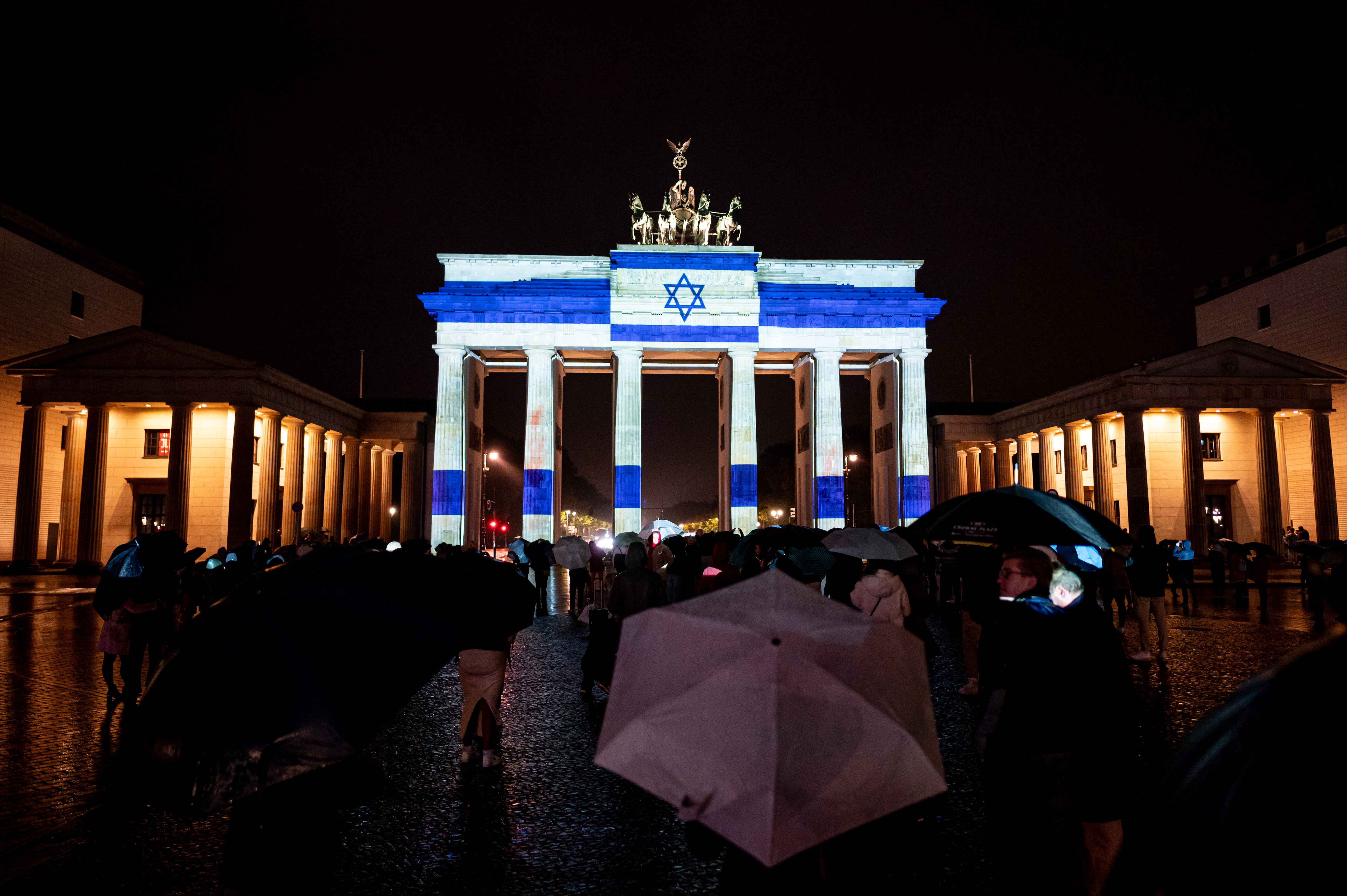 Mai multe clădiri din lume, luminate în culorile drapelului israelian. Autorităţile au mulţumit pentru solidaritate | FOTO