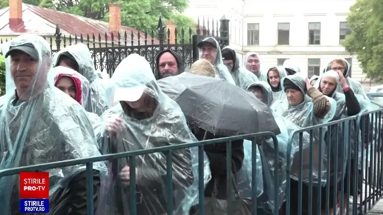 Peste 40.000 de credincioși au trecut pe la moaștele Sfintei Parascheva în a doua zi de pelerinaj