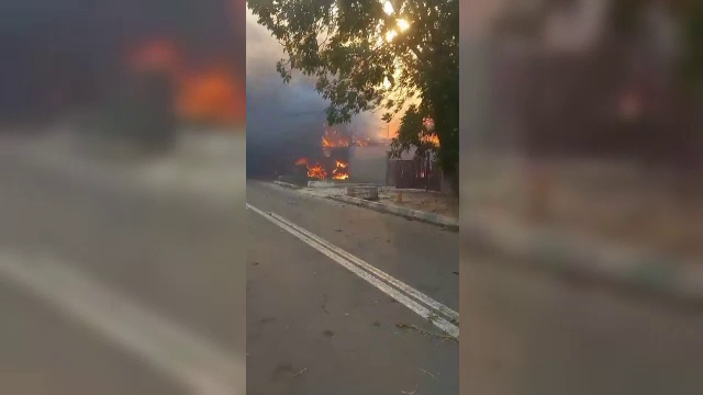 Foc de pe miriște adus de vânt într-un sat din Dolj. 12 case, animale, păsări și lemne de foc, mistuite de flăcări