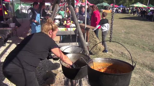 Gospodarii din Slănic Moldova s-au adunat la răvăşitul oilor. „Vă aşteptăm cu un bulz perfect”