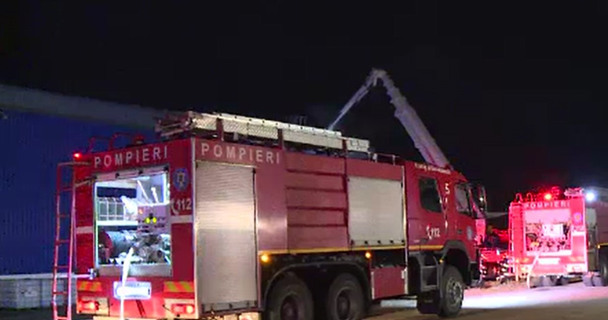 Incendiu într-un hipermarket din Voluntari. Zece autospeciale de stingere au fost trimise la fața locului
