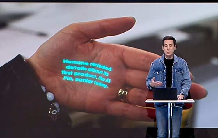 Humane AI Pin, broșa care proiectează apeluri, aplicații și multe altele în palmă