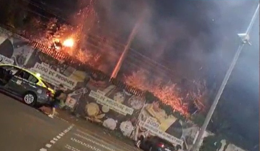 Incendiu violent în Ploiești, în apropierea căii ferate și a unui supermarket. Mersul trenurilor, afectat