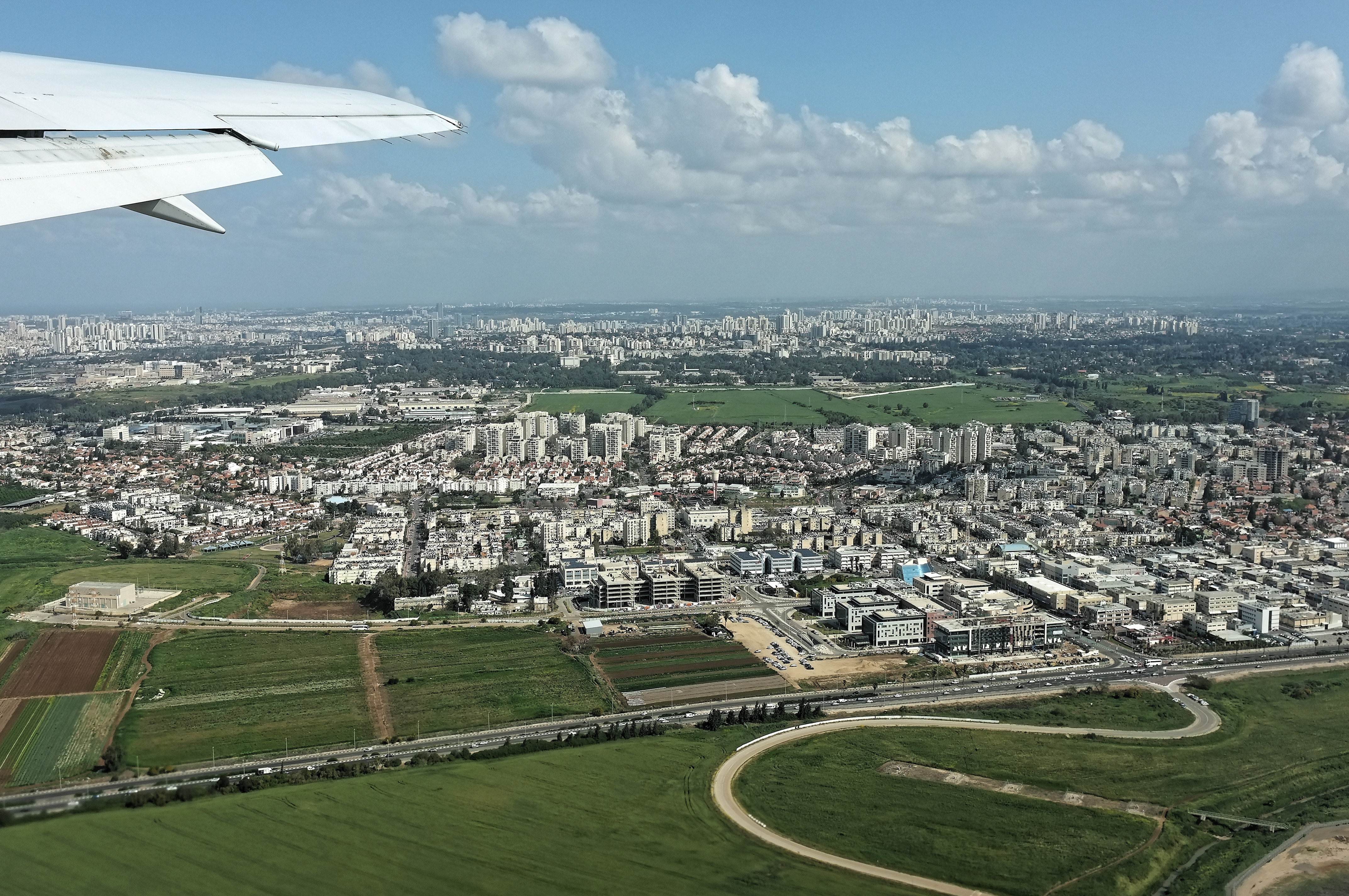 O rachetă a căzut în apropiere de aeroportul Ben Gurion din Tel Aviv. Sunt răniţi în sudul ţării, în urma unor noi tiruri