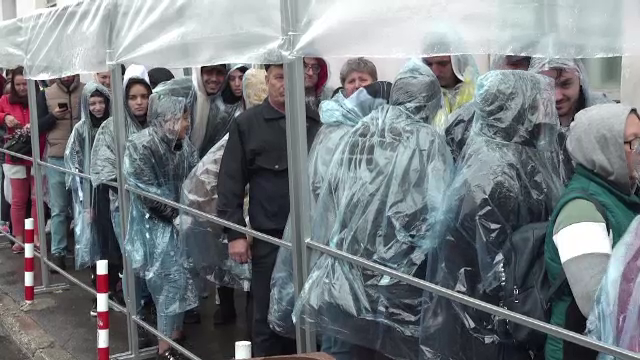 Peste 50 de mii de credincioși au trecut până acum pe la moaștele Sfintei Parascheva, în ciuda vremii care s-a înrăutățit