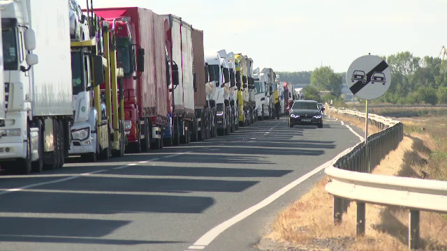 Sute de camioane așteaptă zile întregi la punctul de trecere de la Galați. Coada de TIR-uri se întinde pe 4 kilometri