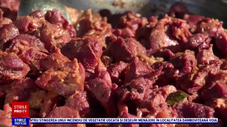 Gospodarii din Slănic Moldova s-au adunat la răvăşitul oilor. „Vă aşteptăm cu un bulz perfect”