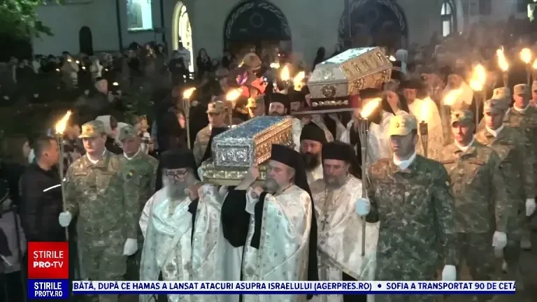 Românii s-au rugat la moaștele Sfintei Parascheva pentru liniște și pace în lume. „De fiecare dată ne ajută”