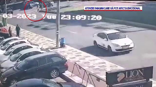 Momentul în care un șofer băut dă peste o femeie, pe o trecere de pietoni în Galați | VIDEO