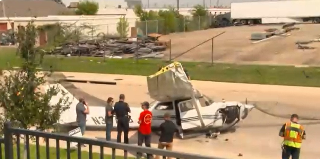 Un avion a aterizat forțat într-o parcare din SUA. Aeronava avea probleme tehnice