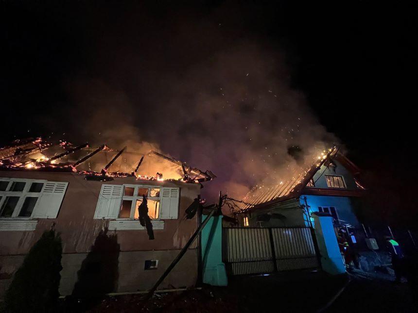 Incendiu puternic la două case din Sibiu. Un bărbat a fost găsit mort