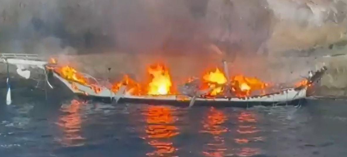 Incendiu la bordul unui vas de agrement în Italia. 30 de persoane se flau la bord