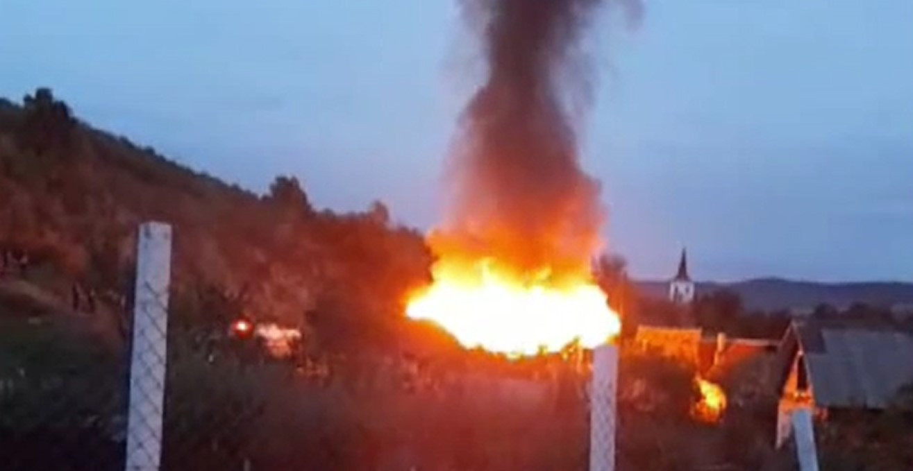 Incendiu violent în Bistrița-Năsăud. O casă în care locuiau doi copii și fratele lor major s-a făcut scrum