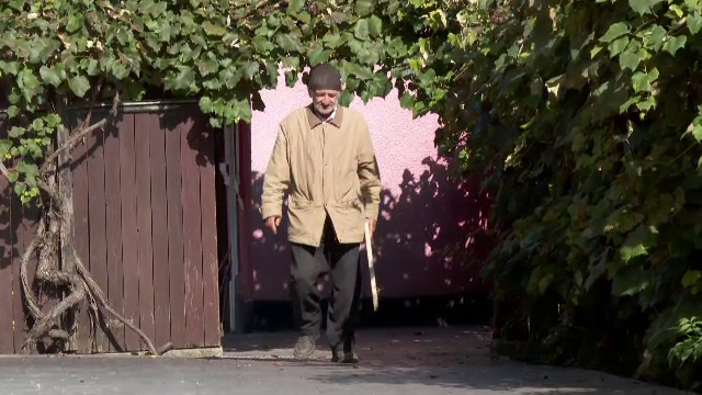 Un bărbat din Bistrița a fost atacat de un grup de tineri în curtea bisericii, după ce le-a atras atenția să nu lase gunoaie