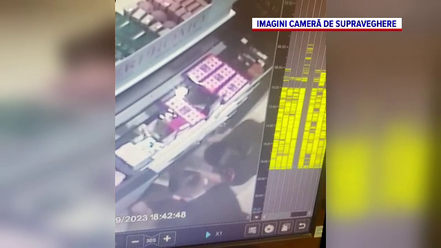 Momentul în care doi hoți fură, în plină zi, parfumuri de 10.000 de lei dintr-un magazin din Capitală
