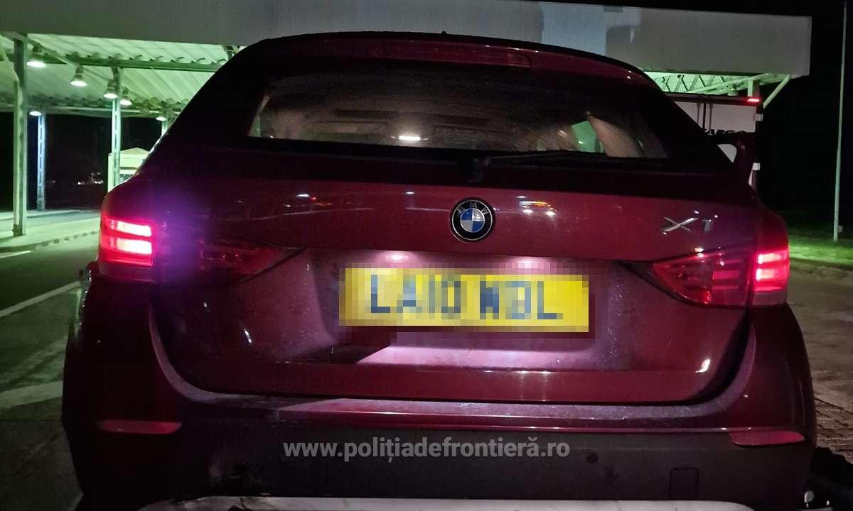 Șofer cercetat după ce a încercat să intre în țară cu un BMW pe o platformă. Motivul pentru care a rămas fără el | FOTO