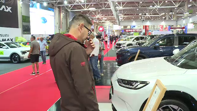 Tot mai mulți producători auto au început să scoată pe piață mașini electrice. Românii le cumpără mai mult pentru oraș