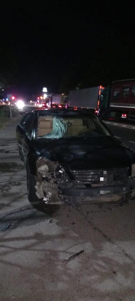 Doi pietoni morți și unul rănit grav, după ce o mașină i-a lovit în plin pe un drum din Vrancea. FOTO