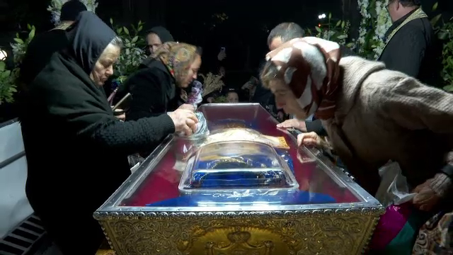 Pelerinii de la moaștele Sfintei Parascheva au îndurat frigul pentru a se închina. „Când am ieșit m-am simțit altfel”