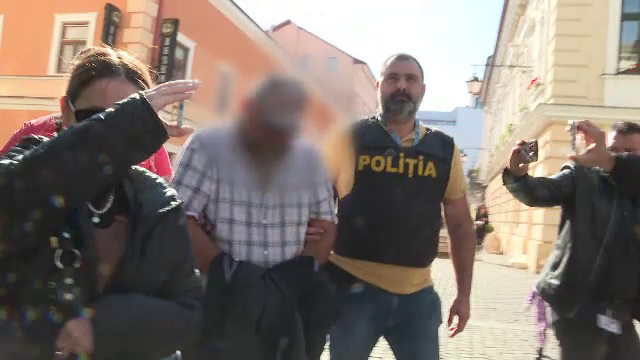 Copile hărțuite de un bărbat care le trimitea fotografii și mesaje obscene. Ce au găsit polițiștii în locuința sa