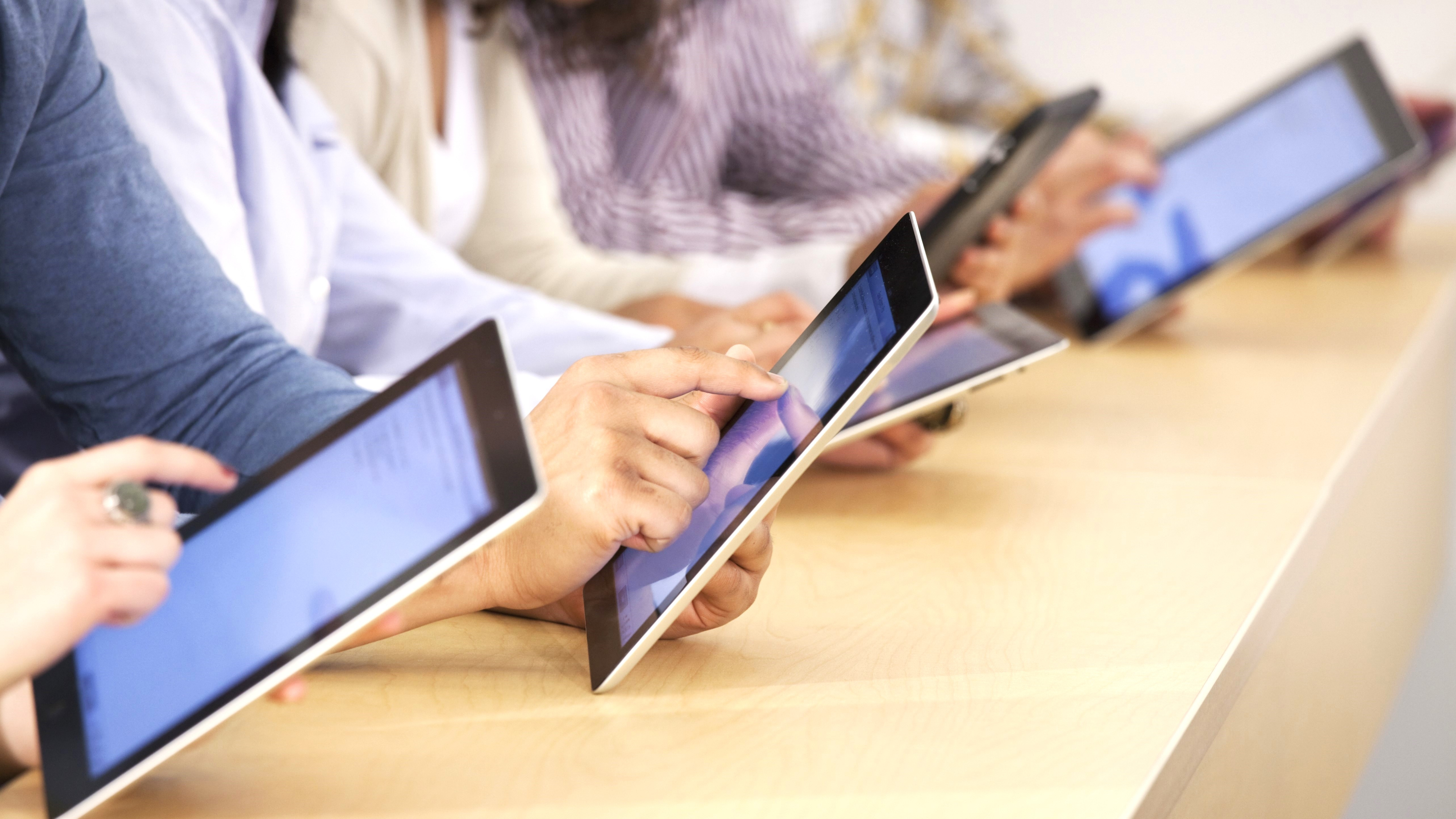 România, codașa UE la digitalizare. Două treimi dintre români folosesc Internetul doar pentru divertisment și rețele sociale