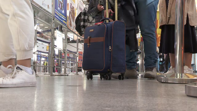 Mulți români care pleacă în vacanță cu avionul își trimit bagajul cu o firmă de curierat pe cale rutieră