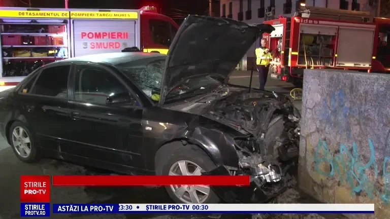 Accident rutier în Târgu Mureș. O mașină a căzut în râu, iar șoferul a rămas încarcerat