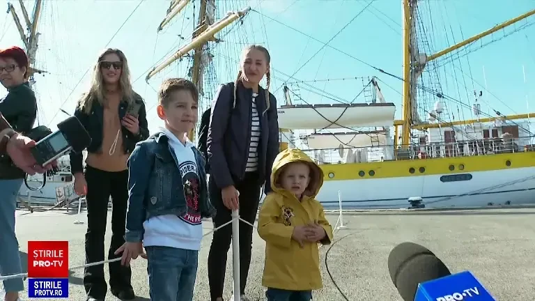 Lacrimi de bucurie și emoție la întoarcerea fregatei „Regina Maria” în portul din Constanța. Cei mici și-au așteptat părinții