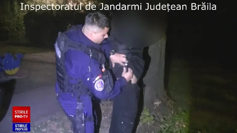 Doi tineri de 15 și 17 ani din Brăila au ieșit la joacă în parc cu o baionetă și o sabie. Ce le-au spus jandarmilor