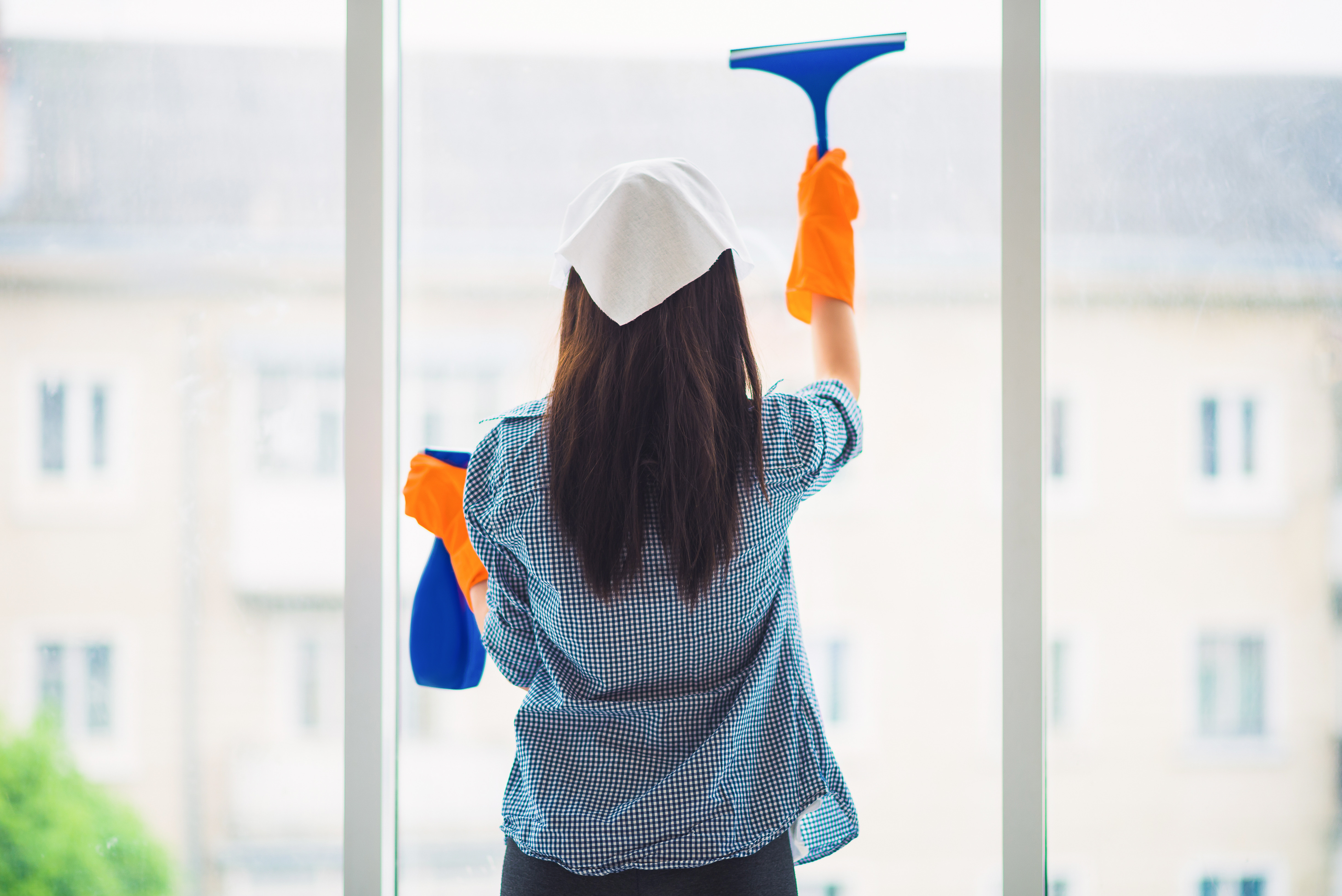 Spăla geamuri și a căzut de la etajul patru. Anchetă în cazul unei badante românce care a murit sub ochii unei bătrâne