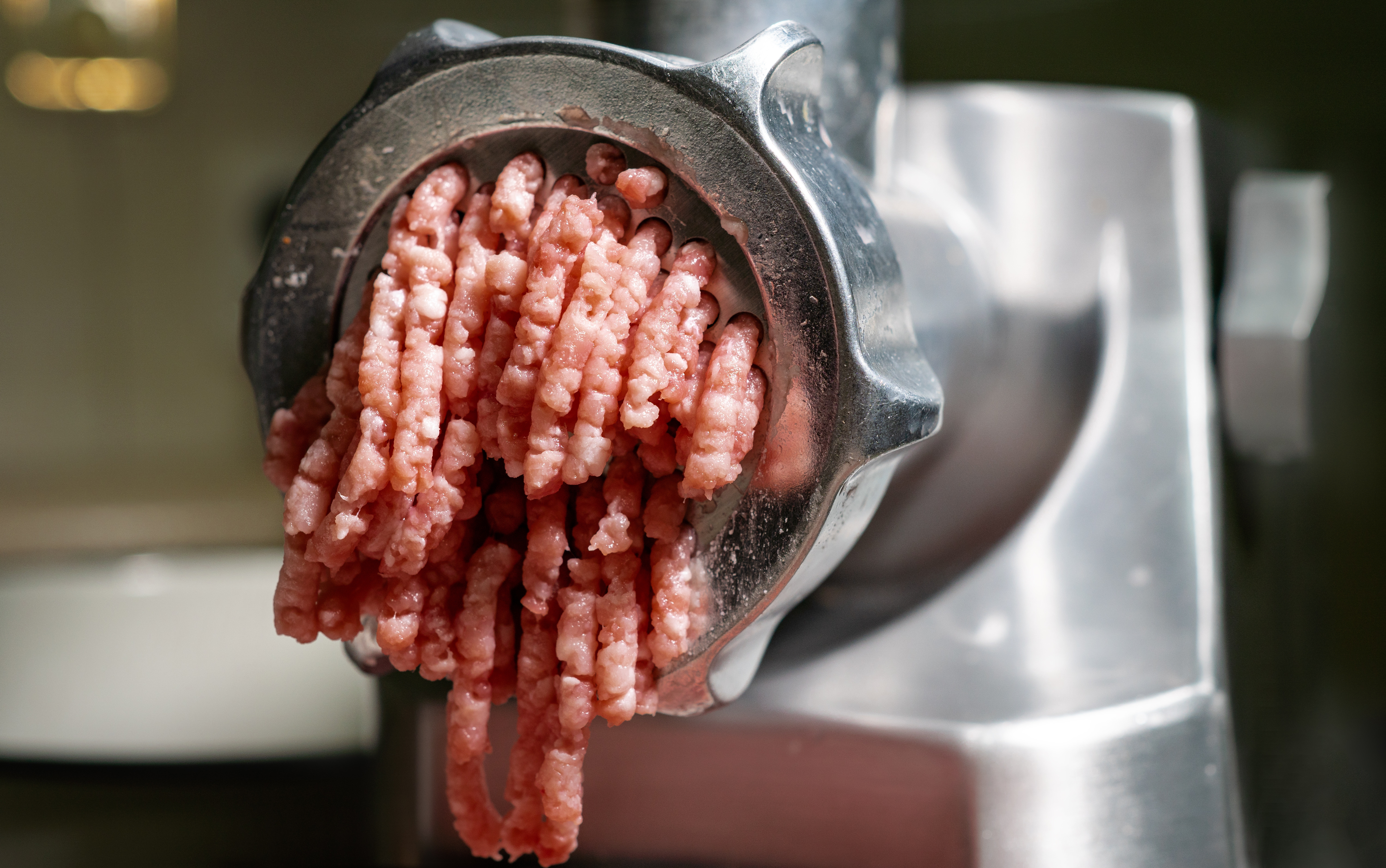 Măcelărită de vie. O femeie de serviciu a fost trasă de păr într-o mașină de tocat carne. Fiica ei a privit îngrozită totul