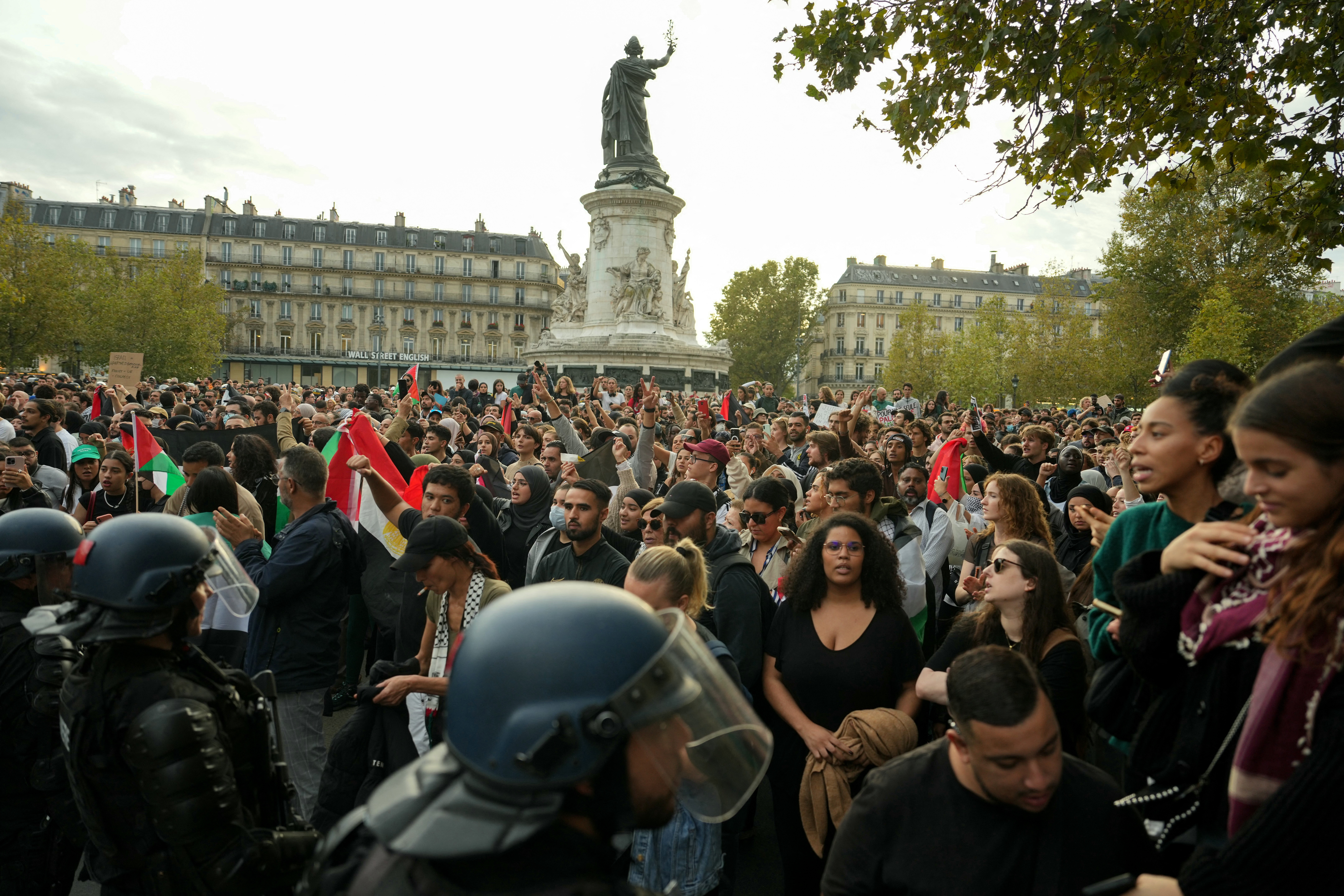 „Palestina va învinge.” Sute de persoane manifestează în favoarea Palestinei la Paris, în pofida unei interdicţii