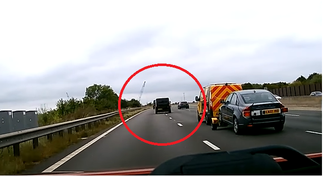 Momentul în care un șofer beat conduce haotic pe o autostradă. Polițiștii l-au găsit dormind la volan